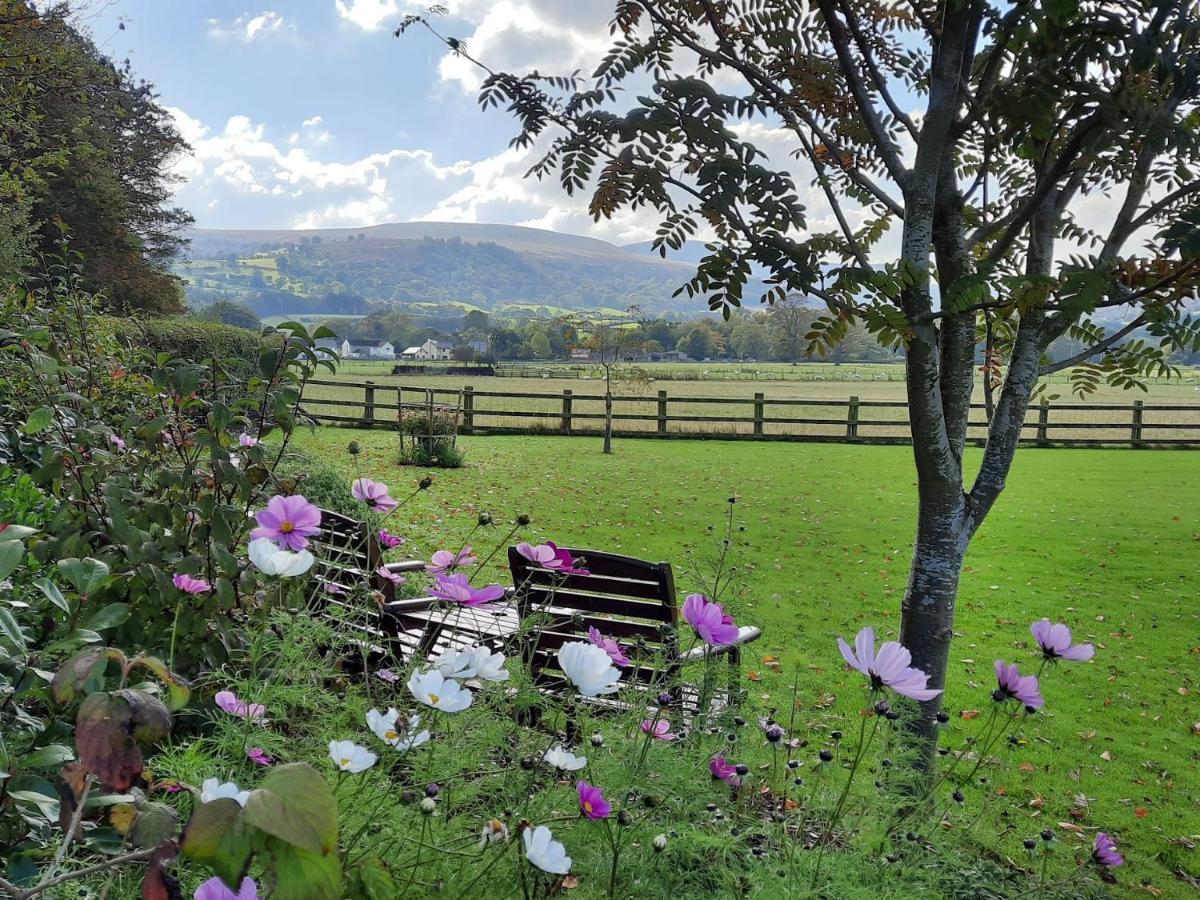 The Lodge Brecon B&B ภายนอก รูปภาพ