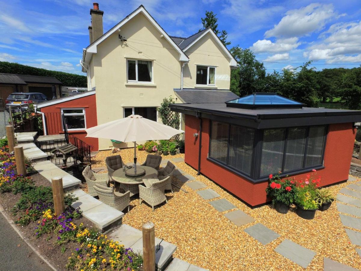 The Lodge Brecon B&B ภายนอก รูปภาพ
